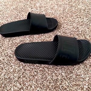 Size 9/10 PINK Victoria’s Secret Black Slides. Barely worn with love!